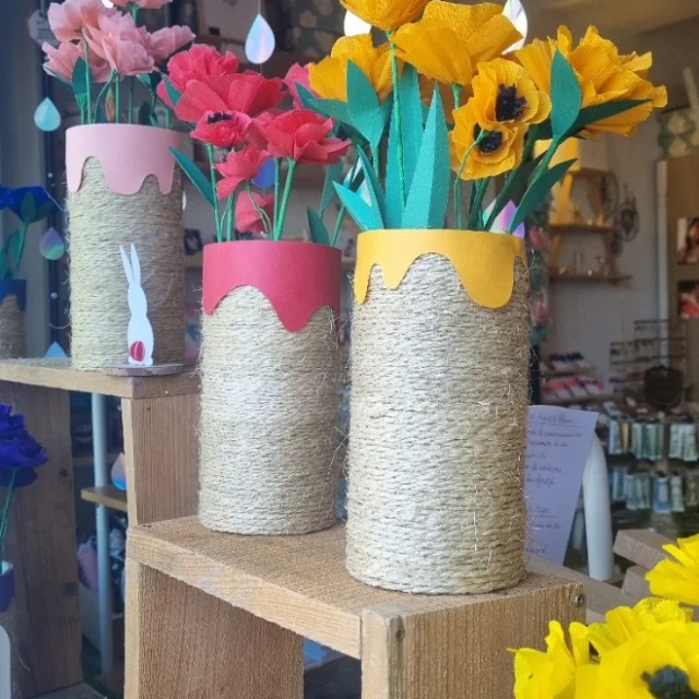 Vitrine de printemps colorée – Boutique De Jolies Choses