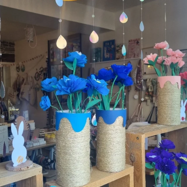Vitrine de printemps colorée – Boutique De Jolies Choses